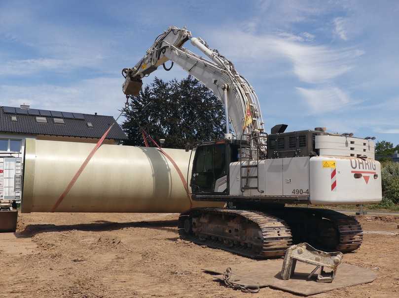Handling der Rohre DN 3000 mit einer Baulänge von 8,75 Meter auf der Baustelle. | Foto: Abwasserverband Fulda Handling der Rohre DN 3000 mit einer Baulänge von 8,75 Meter auf der Baustelle. | Foto: Abwasserverband Fulda