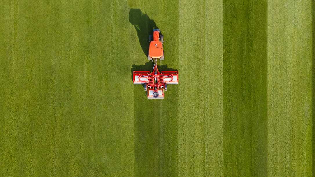 Traktoren von Kubota mit Satelliten steuern Traktoren von Kubota mit Satelliten steuern