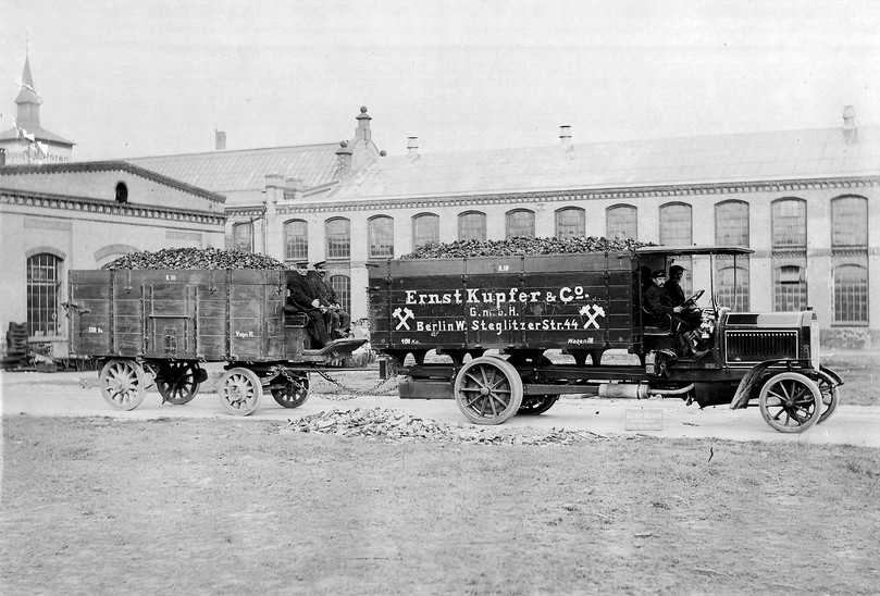 Berliner Brennstoffhändler mit Daimler-Lkw der ersten Stunde mit Stirnradnabenantrieb | Foto: Daimler Truck AG Berliner Brennstoffhändler mit Daimler-Lkw der ersten Stunde mit Stirnradnabenantrieb | Foto: Daimler Truck AG