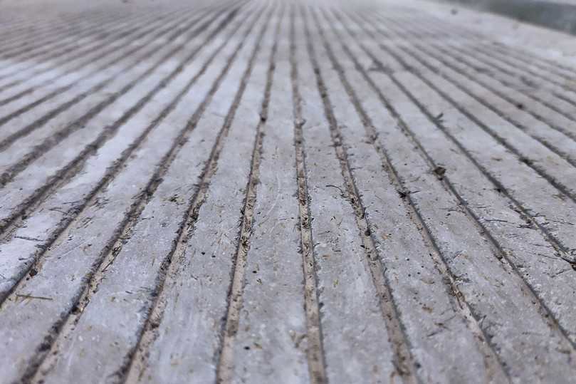 Ultra-Hochleistungs-Faser-Beton an einer Bushaltestelle: Die Rillenoberfläche sorgt für eine erhöhte Griffigkeit. | Foto: Jungwirth, HM Ultra-Hochleistungs-Faser-Beton an einer Bushaltestelle: Die Rillenoberfläche sorgt für eine erhöhte Griffigkeit. | Foto: Jungwirth, HM