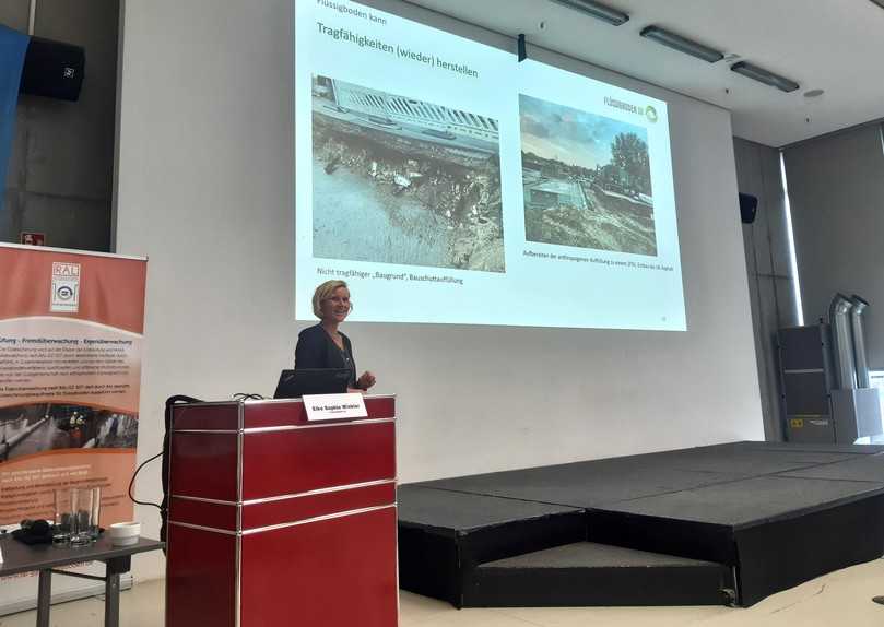 Eike Sophie Winkler von der Flüssigboden SchleswigHolstein GmbH, die den ZFSV als „Multitalent für konventionellen Rohr- und Leitungsbau“ in den Mittelpunkt ihrer Praxiserfahrungen rückte. | Foto: Dr.-Ing. Bernd Wagner (AGFW) Eike Sophie Winkler von der Flüssigboden SchleswigHolstein GmbH, die den ZFSV als „Multitalent für konventionellen Rohr- und Leitungsbau“ in den Mittelpunkt ihrer Praxiserfahrungen rückte. | Foto: Dr.-Ing. Bernd Wagner (AGFW)