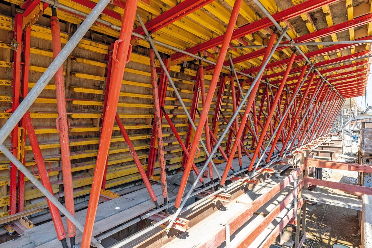 Beim Variokit Taktschiebesystem VIL erfolgen Absenken und Ausschalen der Außenschalung in einem Arbeitsvorgang. | Foto: PERI Deutschland