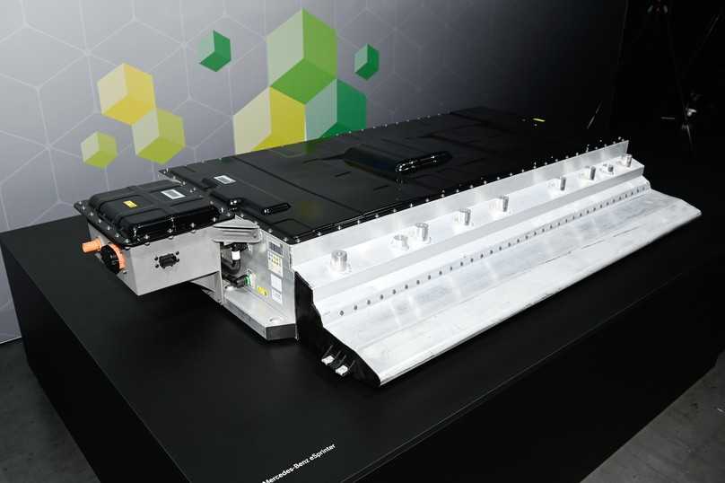 Die Lithium-Eisenphosphat-Batterie schmiegt sich flach am Rahmen an und schränkt das Ladevolumen nicht ein. | Foto: Mercedes, QUATEX Die Lithium-Eisenphosphat-Batterie schmiegt sich flach am Rahmen an und schränkt das Ladevolumen nicht ein. | Foto: Mercedes, QUATEX