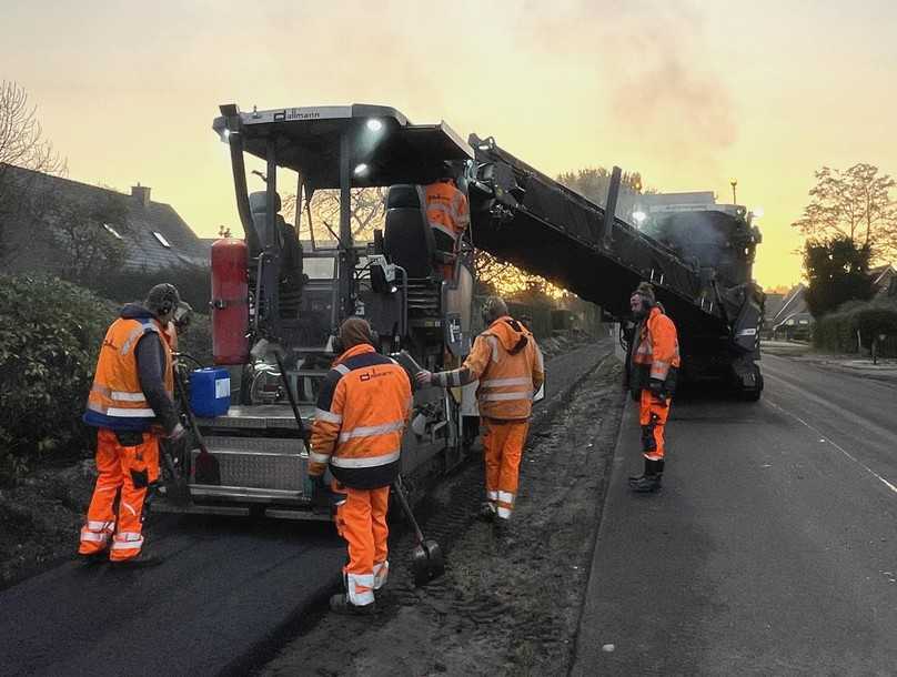 Beim Bau des neuen Radwegs an der Ammerländer Straße kam der Dynapac-Kompaktfertiger F1250CS zum Einsatz, der ebenfalls vom Beschicker MF2500CS mit Mischgut versorgt wurde. | Foto: Dynapac Beim Bau des neuen Radwegs an der Ammerländer Straße kam der Dynapac-Kompaktfertiger F1250CS zum Einsatz, der ebenfalls vom Beschicker MF2500CS mit Mischgut versorgt wurde. | Foto: Dynapac