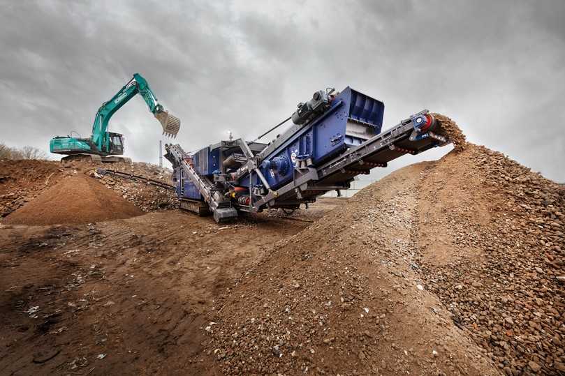 Hohe Produktivität: Das Aufgabematerial gelangt über den robusten Trichter und die aktive Vorsiebmaschine durch den 1.220 x 915 mm Einlauf des Prallbrechers Dynarox I-120. | Foto: Christophel Hohe Produktivität: Das Aufgabematerial gelangt über den robusten Trichter und die aktive Vorsiebmaschine durch den 1.220 x 915 mm Einlauf des Prallbrechers Dynarox I-120. | Foto: Christophel