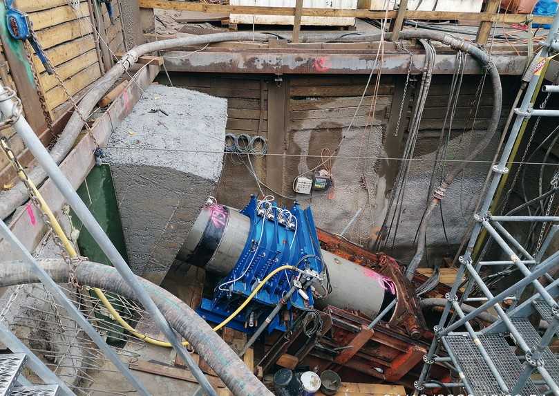 Die Vortriebseinrichtung mit der Rohrbremse in der geneigten Startbaugrube | Foto: Stein Ingenieure GmbH Die Vortriebseinrichtung mit der Rohrbremse in der geneigten Startbaugrube | Foto: Stein Ingenieure GmbH
