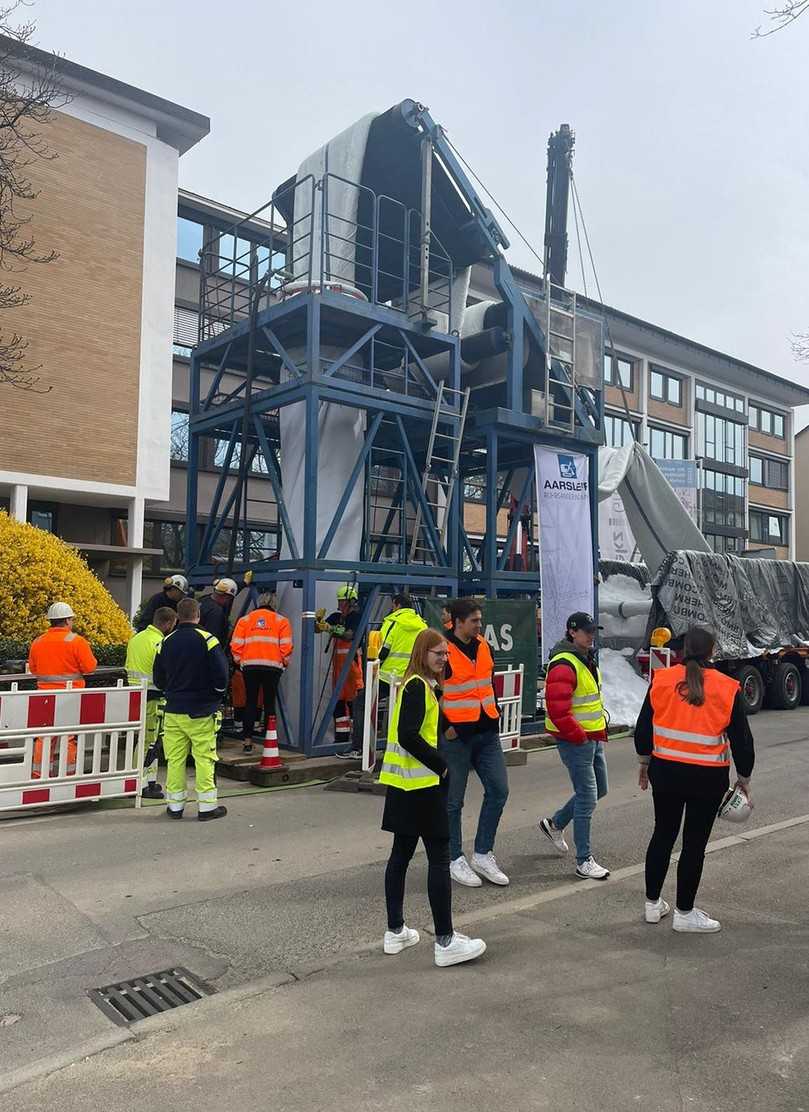 Das Ingenieurbüro ISAS nutzte diese nicht ganz alltägliche Sanierungsmaßnahme als praktische Weiterbildungsveranstaltung. Auszubildende, Junior-Projektleiter und technische Zeichner konnten so das Schlauchlining-Verfahren hautnah miterleben und dabei viel Neues lernen. | Foto: Aarsleff Rohrsanierung Das Ingenieurbüro ISAS nutzte diese nicht ganz alltägliche Sanierungsmaßnahme als praktische Weiterbildungsveranstaltung. Auszubildende, Junior-Projektleiter und technische Zeichner konnten so das Schlauchlining-Verfahren hautnah miterleben und dabei viel Neues lernen. | Foto: Aarsleff Rohrsanierung