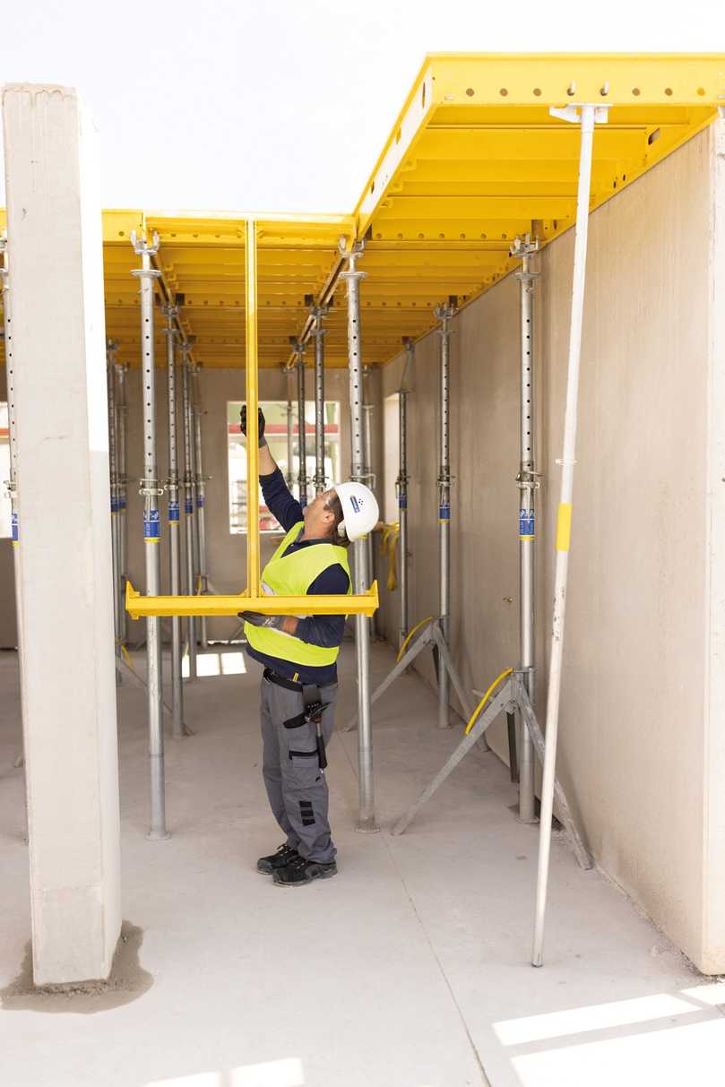 Der neue DokaXdek-I-Rahmen bietet ergonomisches und sicheres Schalen der Decke im Ein-Personen-Aufbau. | Foto: Doka Der neue DokaXdek-I-Rahmen bietet ergonomisches und sicheres Schalen der Decke im Ein-Personen-Aufbau. | Foto: Doka
