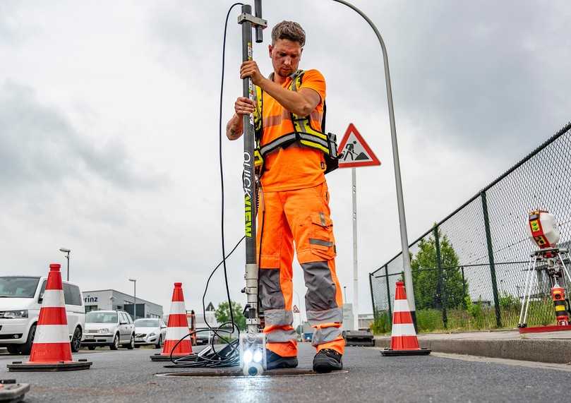 Mit Technik-Know-how in die Zukunft: Umwelttechnologen leisten einen wichtigen Beitrag für den Schutz von Trinkwasser-, Boden- und Gewässerqualität – zum Beispiel durch die regelmäßige Inspektion von Kanälen per Kameratechnik. | Foto: Umwelttechnik Franz Janßen GmbH Mit Technik-Know-how in die Zukunft: Umwelttechnologen leisten einen wichtigen Beitrag für den Schutz von Trinkwasser-, Boden- und Gewässerqualität – zum Beispiel durch die regelmäßige Inspektion von Kanälen per Kameratechnik. | Foto: Umwelttechnik Franz Janßen GmbH