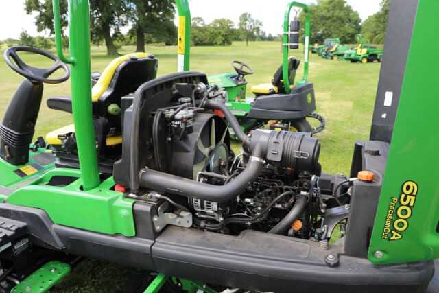 Viel Platz unter die Haube: Kompakter Dieselmotor ohne voluminösen Dieselpartikelfilter. Viel Platz unter die Haube: Kompakter Dieselmotor ohne voluminösen Dieselpartikelfilter.