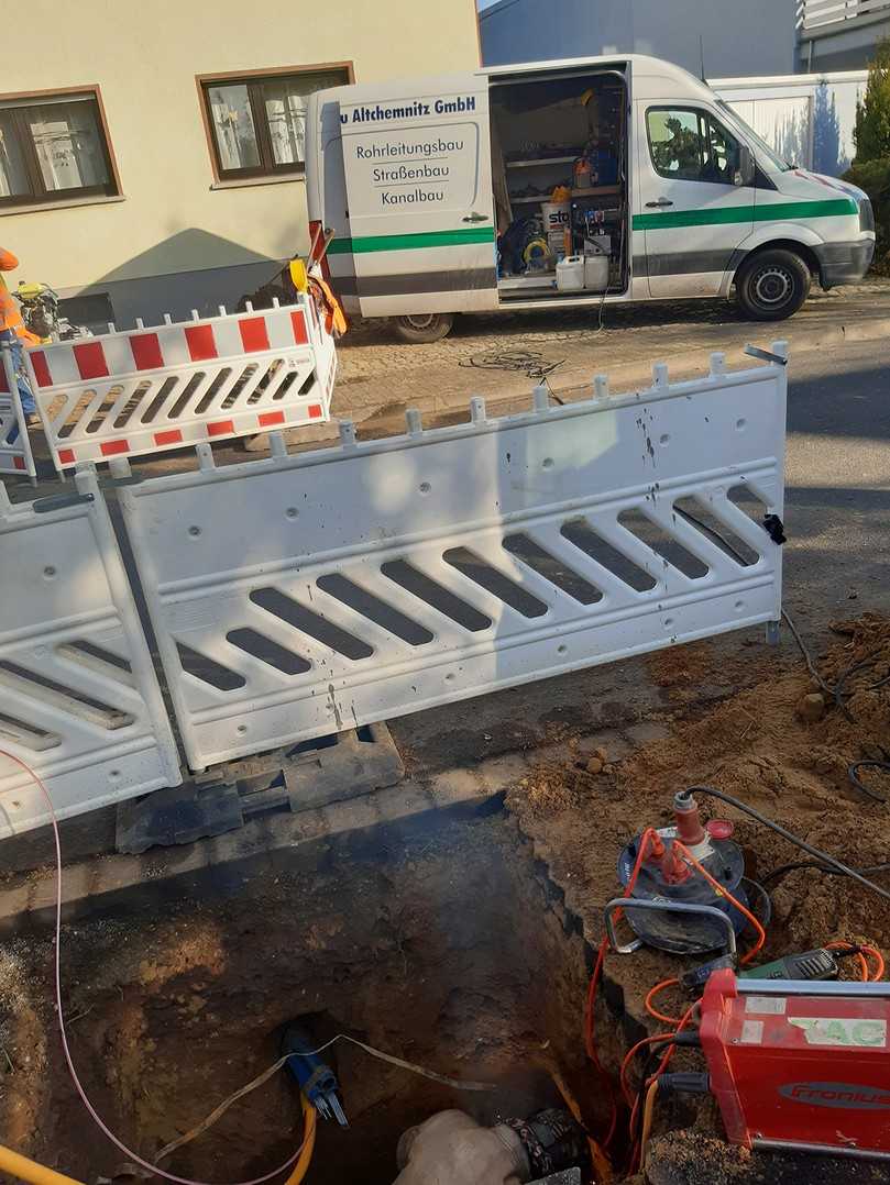Aus ganz Deutschland kamen rbv-Mitglieder in die Flutgebiete. Hier: die RAC-Rohrleitungsbau Altchemnitz GmbH aus Chemnitz, die im Großraum Euskirchen im Rohrleitungsbau tätig wurde. | Foto: Coswiger Tief- und Rohrleitungsbau GmbH (CTR) Aus ganz Deutschland kamen rbv-Mitglieder in die Flutgebiete. Hier: die RAC-Rohrleitungsbau Altchemnitz GmbH aus Chemnitz, die im Großraum Euskirchen im Rohrleitungsbau tätig wurde. | Foto: Coswiger Tief- und Rohrleitungsbau GmbH (CTR)