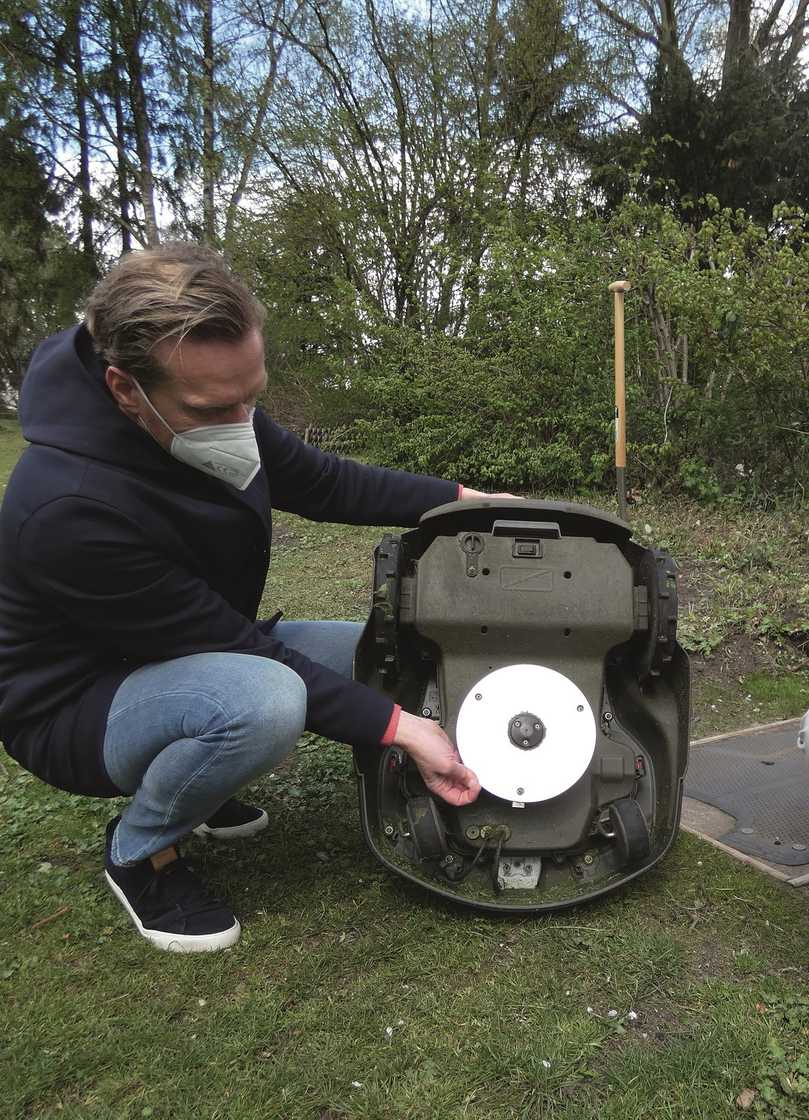 Elbgarden-Geschäftsführer Stefan Wüpping erklärt das spezielle Messersystem der Automower: Die Messer haben eine Schneidfläche von knapp über 2 cm und sind frei schwingend am Mähteller angebracht. So klappen sie weg, sobald sie auf einen Gegenstand treffen. | Foto: es Elbgarden-Geschäftsführer Stefan Wüpping erklärt das spezielle Messersystem der Automower: Die Messer haben eine Schneidfläche von knapp über 2 cm und sind frei schwingend am Mähteller angebracht. So klappen sie weg, sobald sie auf einen Gegenstand treffen. | Foto: es