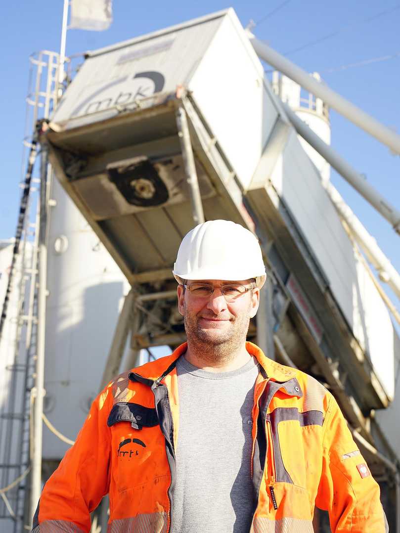 Seit über 13 Jahren arbeitet Bauleiter Mirko Thiele bei MBK – genauso lange wie die SBM Euromix 3000 im Hintergrund. | Foto: SBM Mineral Processing Seit über 13 Jahren arbeitet Bauleiter Mirko Thiele bei MBK – genauso lange wie die SBM Euromix 3000 im Hintergrund. | Foto: SBM Mineral Processing