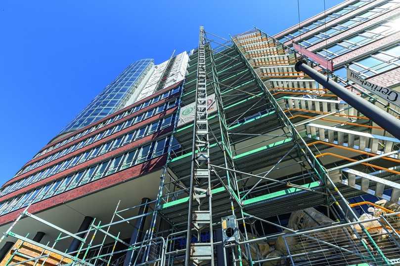 Die Süd- und Ostfassade des Columbus Hauses werden saniert. Das Arbeits- und Schutzgerüst kommt von Peri. | Foto: Peri Die Süd- und Ostfassade des Columbus Hauses werden saniert. Das Arbeits- und Schutzgerüst kommt von Peri. | Foto: Peri