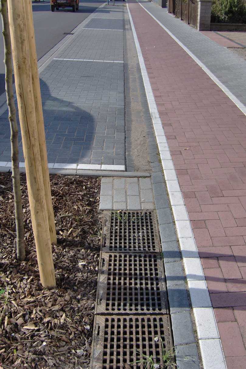 Auch die gezielte Zuleitung von gereinigtem Niederschlagswasser über die DRaincleanSickermulde kann zur deutlichen Verbesserung des Baumstandortes beitragen. | Foto: Funke Kunststoffe Auch die gezielte Zuleitung von gereinigtem Niederschlagswasser über die DRaincleanSickermulde kann zur deutlichen Verbesserung des Baumstandortes beitragen. | Foto: Funke Kunststoffe