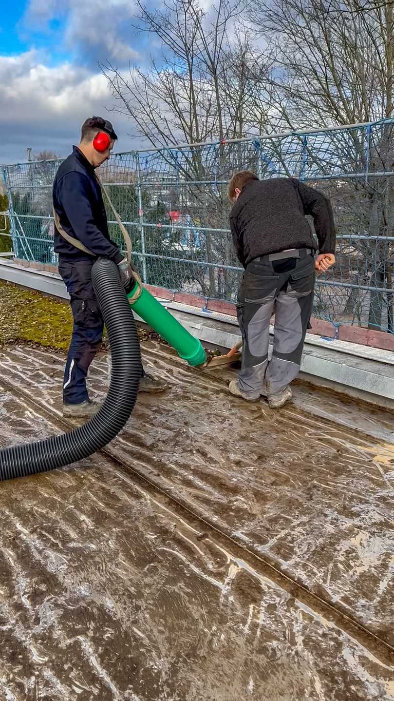 Der auf dem Flachdach verbackene Kies wird mit dem Spatel gelöst und direkt aufgesaugt. | Foto: Mobile Tiefbau Saugsysteme GmbH Der auf dem Flachdach verbackene Kies wird mit dem Spatel gelöst und direkt aufgesaugt. | Foto: Mobile Tiefbau Saugsysteme GmbH
