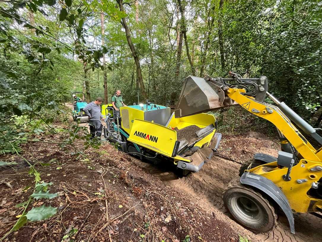 Einsatz von Fertiger und Walze: Landschaftsgärtner spart Zeit Einsatz von Fertiger und Walze: Landschaftsgärtner spart Zeit