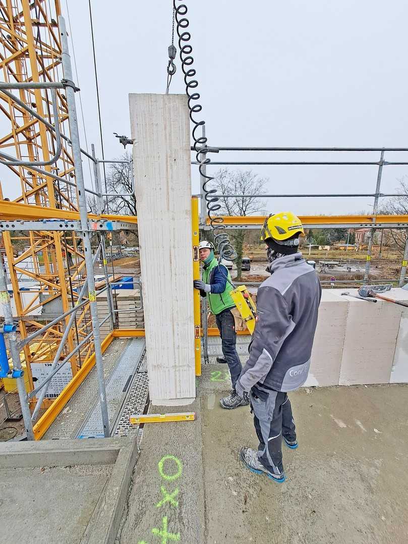 Da mit den raumhohen Elementen die Geschosshöhe sofort erreicht wird, ist kein zusätzliches Gerüst nötig. | Foto: Xella Deutschland/Dietmar Puttins Da mit den raumhohen Elementen die Geschosshöhe sofort erreicht wird, ist kein zusätzliches Gerüst nötig. | Foto: Xella Deutschland/Dietmar Puttins