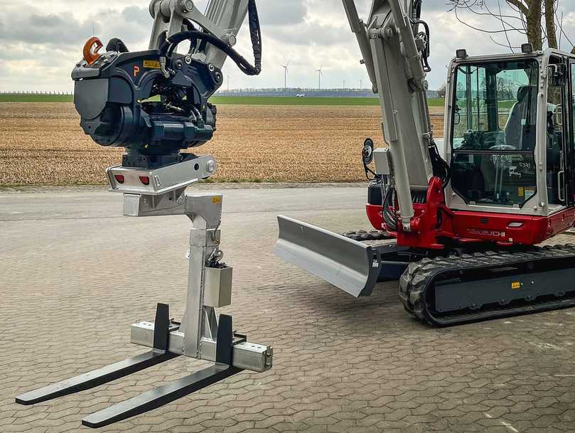 Die Palettengabel PF 2000 und der Tiltrotator PT10 von Pister sind auf der Nordbau 2024 zu sehen bei Hain Hydraulik. | Foto: Hain Hydraulik Die Palettengabel PF 2000 und der Tiltrotator PT10 von Pister sind auf der Nordbau 2024 zu sehen bei Hain Hydraulik. | Foto: Hain Hydraulik