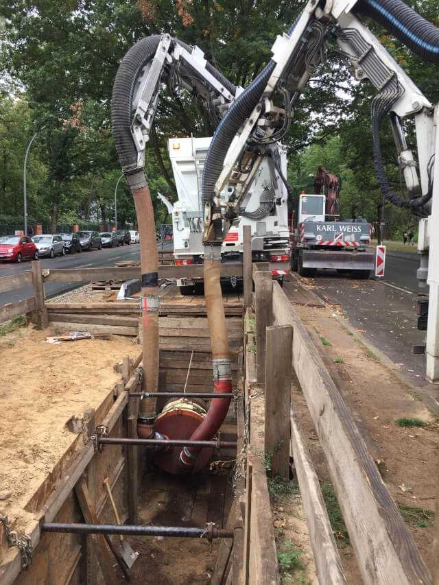 Um den Druckliner vollflächig zu verkleben wurde die glatte Oberfläche des GFK-Liners gesandstrahlt. Die beiden Saug- bagger saugten das Strahlgut aus der Leitung. Um den Druckliner vollflächig zu verkleben wurde die glatte Oberfläche des GFK-Liners gesandstrahlt. Die beiden Saug- bagger saugten das Strahlgut aus der Leitung.