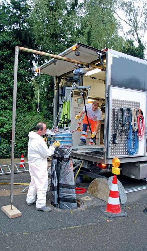 Einführen des Liners in den Schacht: Das Sanierungsfahrzeug wurde speziell für das Vertiliner-Verfahren aufgebaut. Einführen des Liners in den Schacht: Das Sanierungsfahrzeug wurde speziell für das Vertiliner-Verfahren aufgebaut.