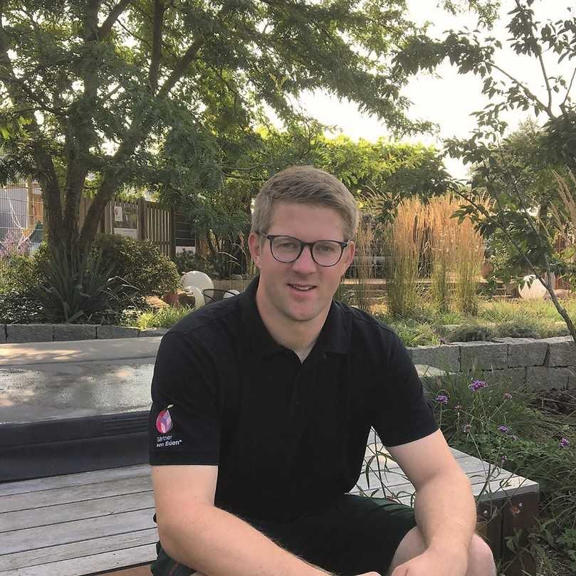 Maximilian Holzhausen, Grünform-Achtermann Ihr Gärtner von Eden: „Smarte App-Steuerungstechnik macht’s möglich, das auszublenden, was man nicht sehen will und genau das hervorzuheben, was einem das schöne Gefühl von Zuhause gibt.“ | Foto: Maximilian Holzhausen Maximilian Holzhausen, Grünform-Achtermann Ihr Gärtner von Eden: „Smarte App-Steuerungstechnik macht’s möglich, das auszublenden, was man nicht sehen will und genau das hervorzuheben, was einem das schöne Gefühl von Zuhause gibt.“ | Foto: Maximilian Holzhausen
