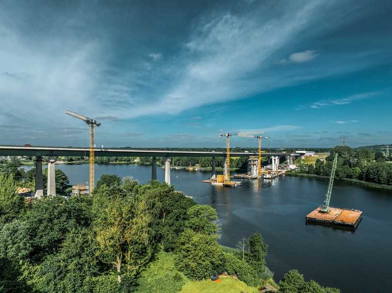 Zur Montage kommt ein Raupenkran zum Einsatz, der schwimmend auf einem Ponton steht. Der zerlegte Kran wird per Fähre zu seinem neuen Standort gebracht. | Foto: Liebherr Zur Montage kommt ein Raupenkran zum Einsatz, der schwimmend auf einem Ponton steht. Der zerlegte Kran wird per Fähre zu seinem neuen Standort gebracht. | Foto: Liebherr