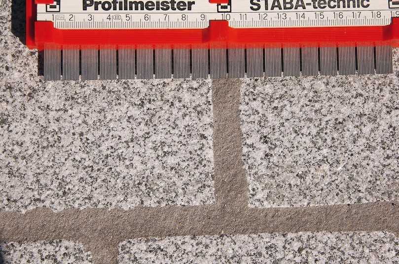 Die Fugenvertiefung kann mit dem LTR-Verfahren auf < 1 mm „eingestellt“ werden. | Foto: Burgetsmeier Die Fugenvertiefung kann mit dem LTR-Verfahren auf < 1 mm „eingestellt“ werden. | Foto: Burgetsmeier
