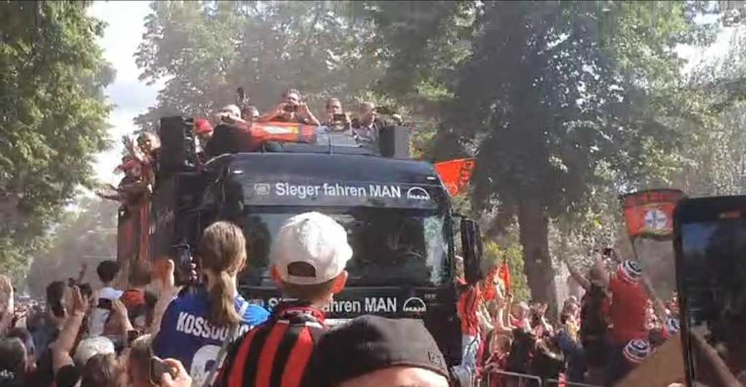 Meisterfeier mit Lkw: MAN TGX wird zum Party-Truck für Bayer 04 Leverkusen Meisterfeier mit Lkw: MAN TGX wird zum Party-Truck für Bayer 04 Leverkusen