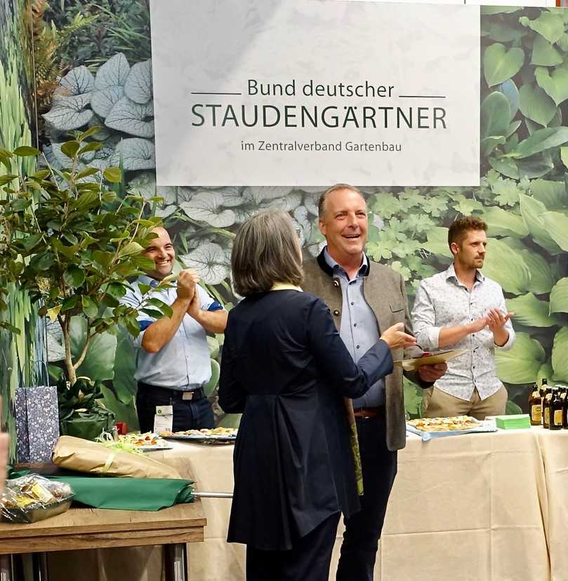 BdS Geschäftsführerin Bettina Banse überreichte ein Geschenk vom ZVG-Vorstand. | Foto: B_I/Bauer BdS Geschäftsführerin Bettina Banse überreichte ein Geschenk vom ZVG-Vorstand. | Foto: B_I/Bauer