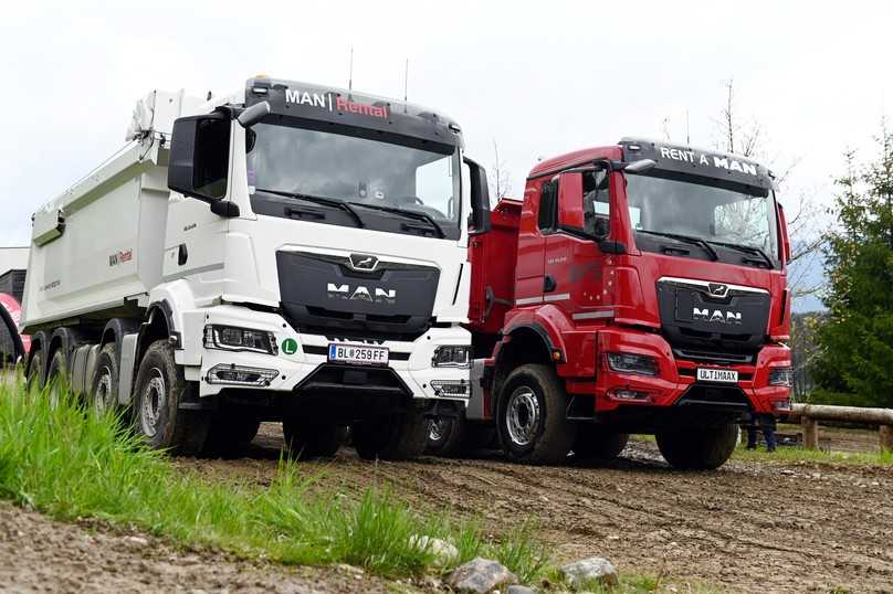 Fast identische Vierachser mit (rot) und ohne (weiß) Ultimaax-Federungen treten auf dem Geländeparcours des Red Bull Racing-Rings in Spielberg gegeneinander an. | Foto: QUATEX Fast identische Vierachser mit (rot) und ohne (weiß) Ultimaax-Federungen treten auf dem Geländeparcours des Red Bull Racing-Rings in Spielberg gegeneinander an. | Foto: QUATEX
