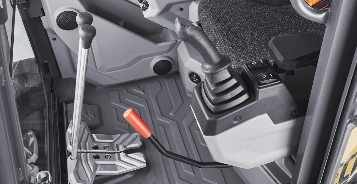 Mit griffigem Joystick, Fingertip-Steuerung und exakt ansprechenden, breiten Fahrpedalen lässt sich präzise arbeiten. | Foto: Volvo CE Mit griffigem Joystick, Fingertip-Steuerung und exakt ansprechenden, breiten Fahrpedalen lässt sich präzise arbeiten. | Foto: Volvo CE