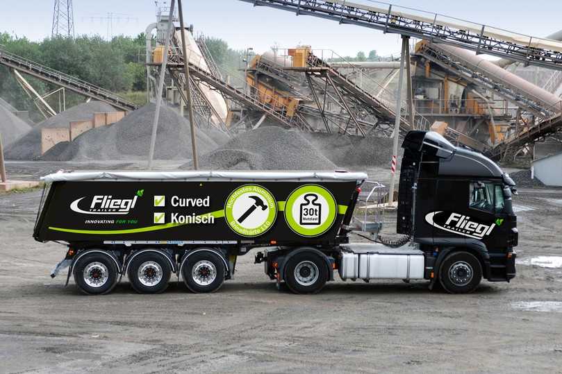 Kippauflieger niedriger als die Zugmaschine: Die Alumulde "Revolution" bietet locker 30 Tonnen Nutzlast. | Foto: Fliegl Kippauflieger niedriger als die Zugmaschine: Die Alumulde "Revolution" bietet locker 30 Tonnen Nutzlast. | Foto: Fliegl