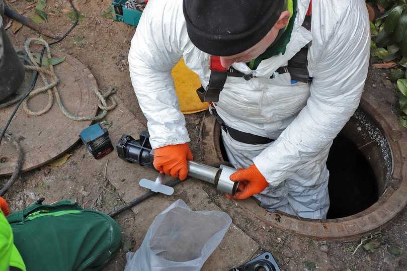Nach Kürzung eines Druckrohres wird die Kupplung installiert, um gemeinsam mit dem anderen Edelstahlrohr die geforderte Länge im Schacht zu realisieren. | Foto: Jung Pumpen GmbH Nach Kürzung eines Druckrohres wird die Kupplung installiert, um gemeinsam mit dem anderen Edelstahlrohr die geforderte Länge im Schacht zu realisieren. | Foto: Jung Pumpen GmbH