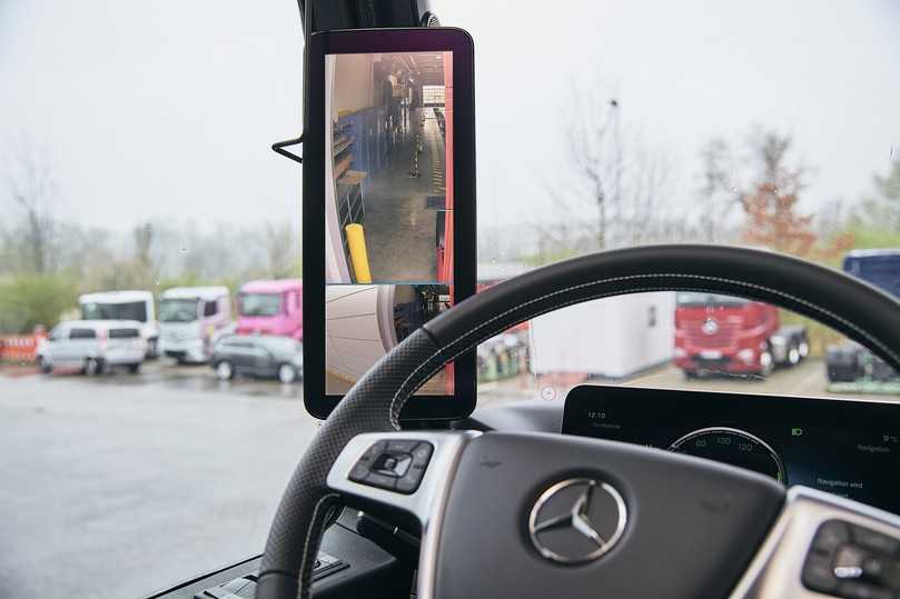 Die Abbildung der Umgebung in den Displays der Mirror-Cam soll dank einer verbesserten Farb- und Helligkeitsabstimmung noch realistischer sein. | Foto: Mercedes-Benz Trucks Die Abbildung der Umgebung in den Displays der Mirror-Cam soll dank einer verbesserten Farb- und Helligkeitsabstimmung noch realistischer sein. | Foto: Mercedes-Benz Trucks