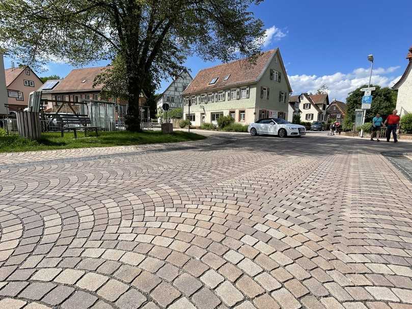 Nachher: Das Pflastersystem „ArcoStrada" im Farbton „Buntsandstein" wertet das Areal auf. | Foto: Beton-Pfenning Nachher: Das Pflastersystem „ArcoStrada" im Farbton „Buntsandstein" wertet das Areal auf. | Foto: Beton-Pfenning