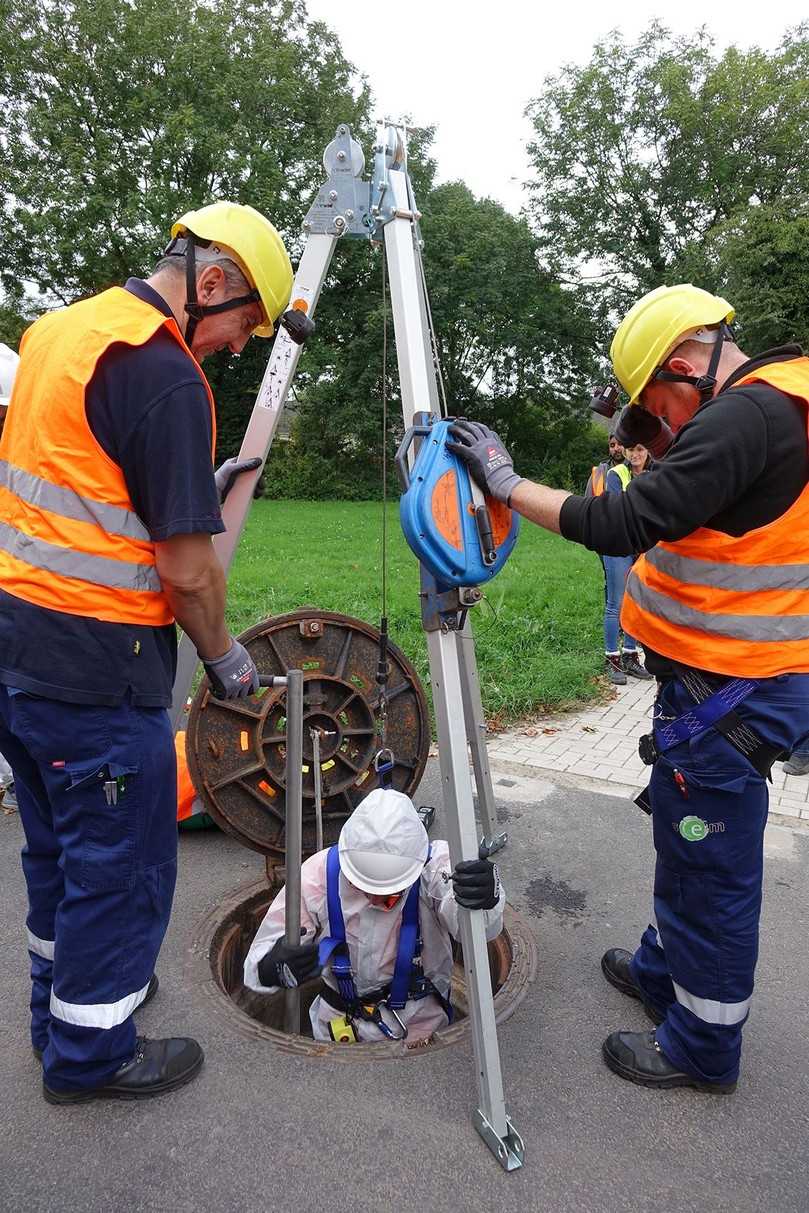 Ein Highlight der Veranstaltung war die Möglichkeit, durch einen GFK-Tangentialschacht in den Stauraumkanal DN 3600 einzusteigen. | Foto: Amiblu Germany Ein Highlight der Veranstaltung war die Möglichkeit, durch einen GFK-Tangentialschacht in den Stauraumkanal DN 3600 einzusteigen. | Foto: Amiblu Germany