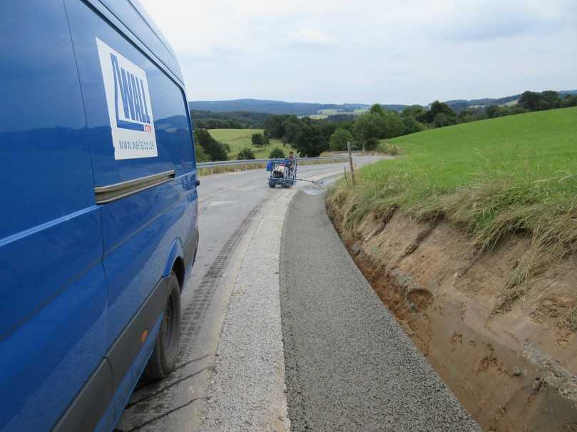 Das Wallstop Power-Bankett aus speziellem, wasserdurchlässigen Beton gibt es auch mit integrierter Abwasserrinne. | Foto: BH Das Wallstop Power-Bankett aus speziellem, wasserdurchlässigen Beton gibt es auch mit integrierter Abwasserrinne. | Foto: BH
