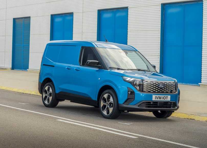 Die E-Variante des neuen Transit Courier ist am anderen Grill zu erkennen. Dahinter steckt ein kompakter Stauraum. | Foto: Ford Die E-Variante des neuen Transit Courier ist am anderen Grill zu erkennen. Dahinter steckt ein kompakter Stauraum. | Foto: Ford