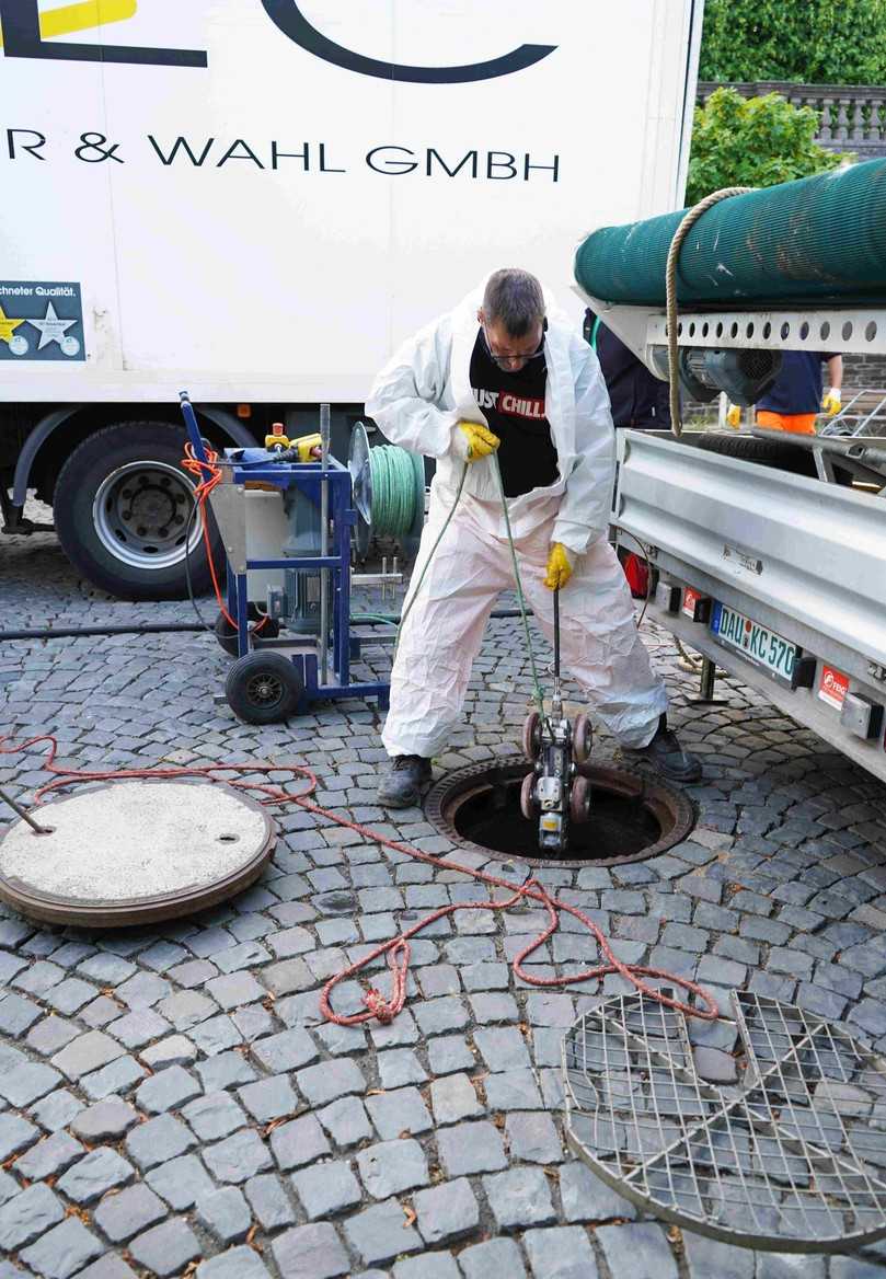 Anschließend an die erste Kamerainspektion wurde der Kanal gereinigt und von Ablagerungen befreit. Bevor der Schlauchliner eingezogen wurde, erfolgte eine erneute Bestandsaufnahme mittels Kamera. | Foto: Katec Kanaltechnik Anschließend an die erste Kamerainspektion wurde der Kanal gereinigt und von Ablagerungen befreit. Bevor der Schlauchliner eingezogen wurde, erfolgte eine erneute Bestandsaufnahme mittels Kamera. | Foto: Katec Kanaltechnik