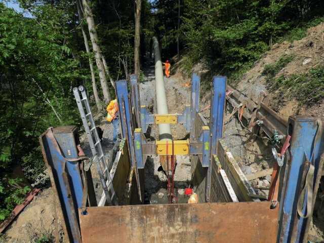 Nach Errichtung einer zusätzlichen Baugrube konnten auch die noch fehlenden 30 m Alt-Rohrleitung im Berstlining-Verfahren erneuert werden. | Foto: Tracto-Technik Nach Errichtung einer zusätzlichen Baugrube konnten auch die noch fehlenden 30 m Alt-Rohrleitung im Berstlining-Verfahren erneuert werden. | Foto: Tracto-Technik
