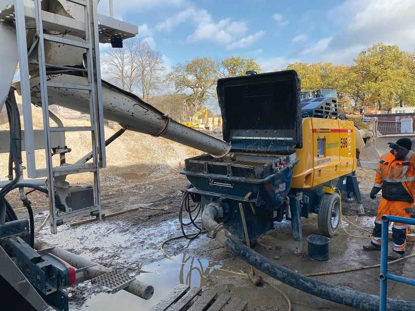 Der Flüssigboden wurde mit einer Betonpumpe in die Kellerräume gefördert. | Foto: Henning Eckardt Der Flüssigboden wurde mit einer Betonpumpe in die Kellerräume gefördert. | Foto: Henning Eckardt