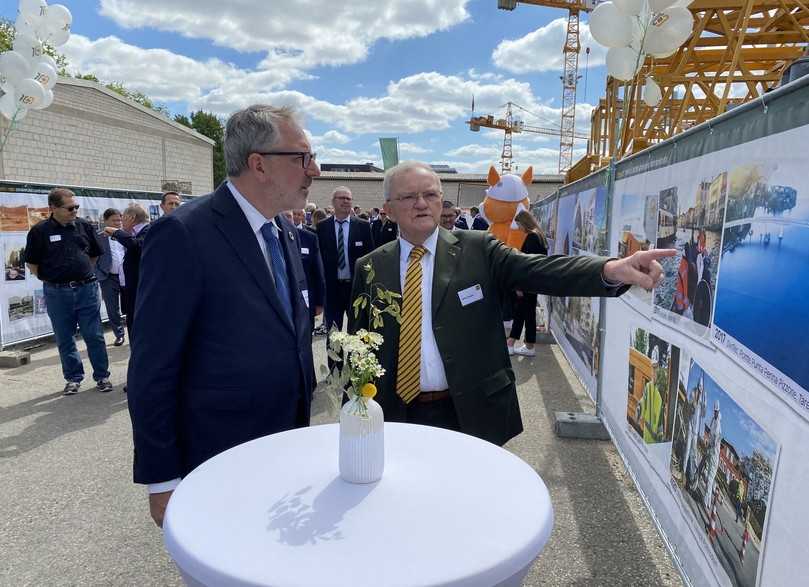 Auch jüngste Projekte sind Teil der Open-Air-Ausstellung „100 Jahre Diringer & Scheidel“, wie die Sanierung der Trinkwasserleitungen innerhalb des Brückenkörpers der Ponte Punta Penna Pizzone di Taranto über dem Mar Piccolo in Italien. Heinz Scheidel (l.), Vorsitzender des Management-Boards von Diringer & Scheidel, erläutert Mannheims Oberbürgermeister Dr. Peter Kurz das Projekt. | Foto: Diringer & Scheidel Auch jüngste Projekte sind Teil der Open-Air-Ausstellung „100 Jahre Diringer & Scheidel“, wie die Sanierung der Trinkwasserleitungen innerhalb des Brückenkörpers der Ponte Punta Penna Pizzone di Taranto über dem Mar Piccolo in Italien. Heinz Scheidel (l.), Vorsitzender des Management-Boards von Diringer & Scheidel, erläutert Mannheims Oberbürgermeister Dr. Peter Kurz das Projekt. | Foto: Diringer & Scheidel