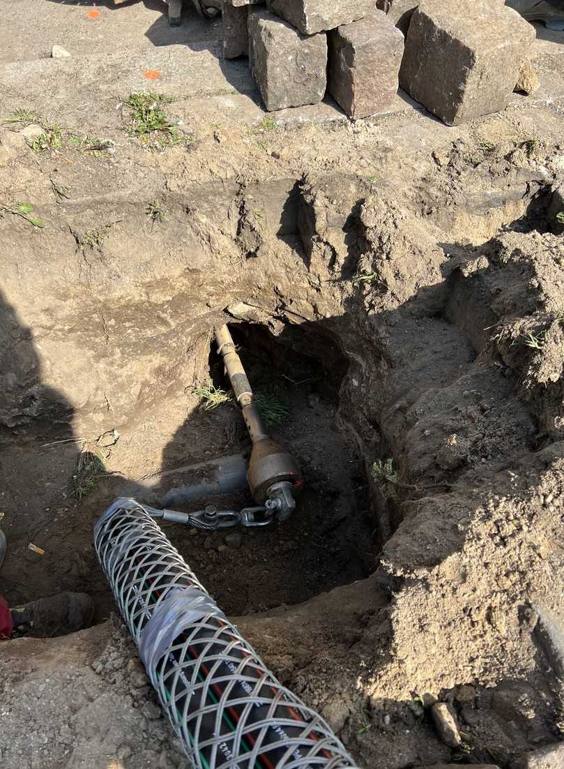Trotz erschwerter Ortung des Pilotvortriebs durch Straßenbahnoberleitungen wurde die Trasse exakt eingehalten und das Rohrbündel DN 125 mm problemlos eingezogen. | Foto: Tracto-Technik Trotz erschwerter Ortung des Pilotvortriebs durch Straßenbahnoberleitungen wurde die Trasse exakt eingehalten und das Rohrbündel DN 125 mm problemlos eingezogen. | Foto: Tracto-Technik