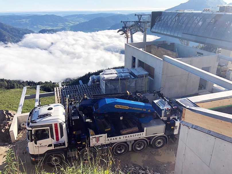 Der Ladekran ist auf einem Scania-Fünfachser mit zwei gelenkten Achsen montiert und überzeugt mit hoher Reichweite, großer Wendigkeit und schnellem Arbeitstempo. | Foto: Palfinger Der Ladekran ist auf einem Scania-Fünfachser mit zwei gelenkten Achsen montiert und überzeugt mit hoher Reichweite, großer Wendigkeit und schnellem Arbeitstempo. | Foto: Palfinger