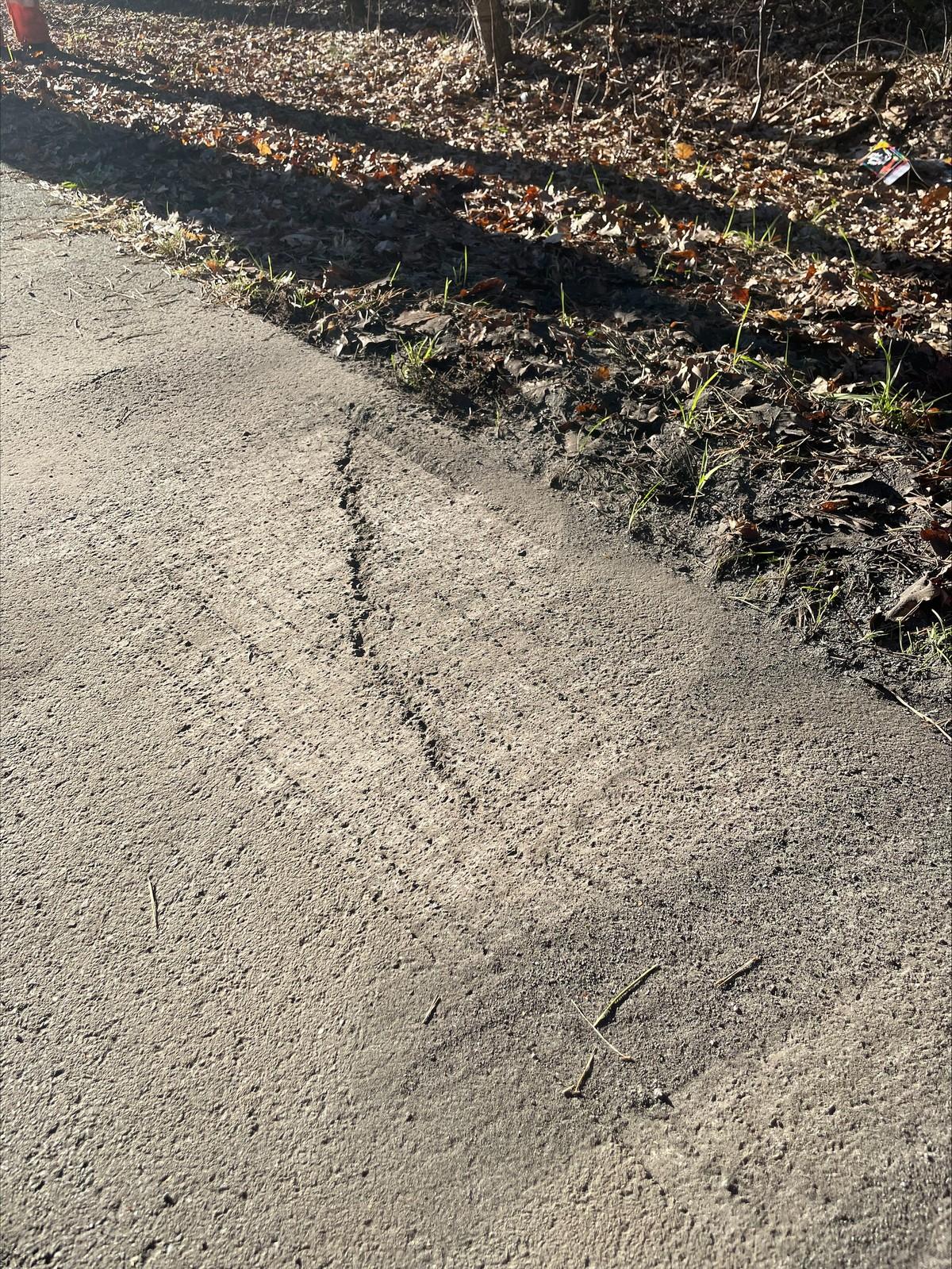 So schön der Ausblick vom Fahrradsattel auf die vorbeiziehende Landschaft auch sein mag: Richten sich die Augen wegen des unebenen Untergrunds eher auf den Boden als nach vorn oder zur Seite, besteht seitens der Kommune Handlungsbedarf. | Foto: Husqvarna So schön der Ausblick vom Fahrradsattel auf die vorbeiziehende Landschaft auch sein mag: Richten sich die Augen wegen des unebenen Untergrunds eher auf den Boden als nach vorn oder zur Seite, besteht seitens der Kommune Handlungsbedarf. | Foto: Husqvarna