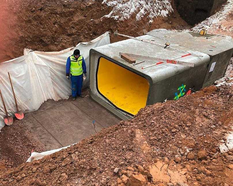 Das vollflächige Verlegen auf dem vorbereiteten Planum erleichterte das genaue Einhalten des geringen Gefälles von nur einem Promille. | Foto: Beton Müller Das vollflächige Verlegen auf dem vorbereiteten Planum erleichterte das genaue Einhalten des geringen Gefälles von nur einem Promille. | Foto: Beton Müller