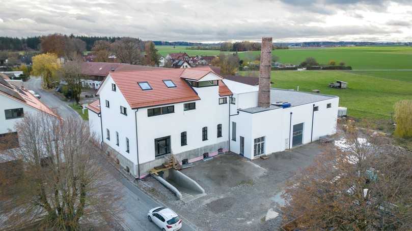 Das Bestandsgebäude dominiert die Architektur: Das Bindeglied schafft einen Übergang zwischen dem Satteldach und dem Flachdach des Hallenneubaus. | Foto: Xella Deutschland / Holger Krull Das Bestandsgebäude dominiert die Architektur: Das Bindeglied schafft einen Übergang zwischen dem Satteldach und dem Flachdach des Hallenneubaus. | Foto: Xella Deutschland / Holger Krull