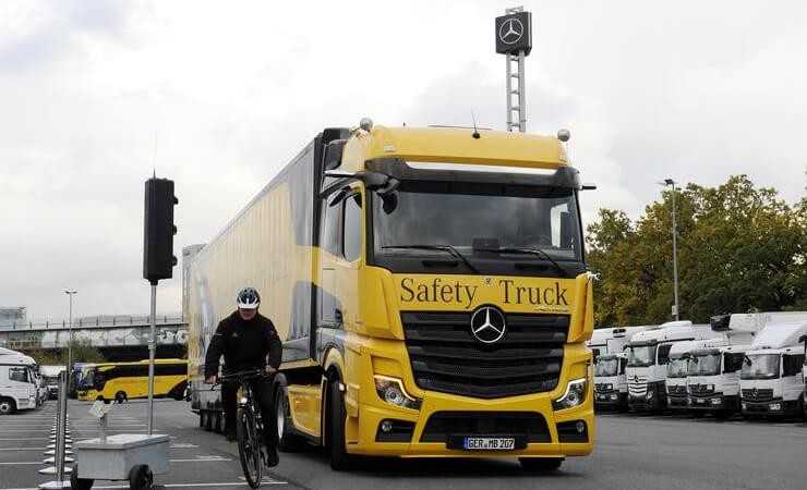 Ab 2020 gibt es den lebensrettenden Abbiegeassistent für Actros, Arocs und Econic auch als Nachrüstlösung. Ab 2020 gibt es den lebensrettenden Abbiegeassistent für Actros, Arocs und Econic auch als Nachrüstlösung.