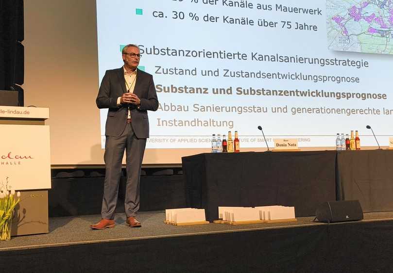 Prof. Karsten Kerres bei seinem Vortrag | Foto: B_I/Valdix Prof. Karsten Kerres bei seinem Vortrag | Foto: B_I/Valdix